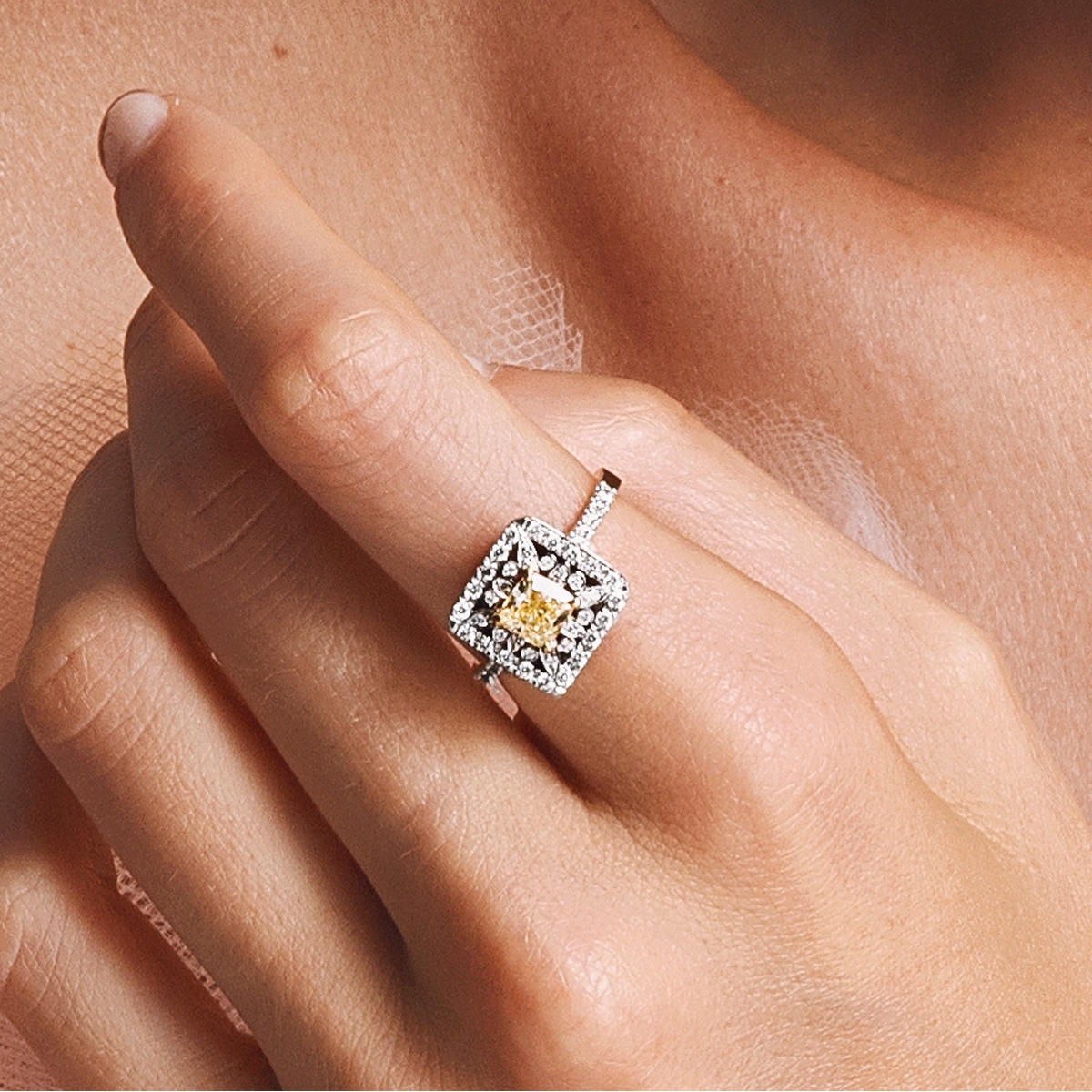 Anello Raggio di Sole con diamante light yellow